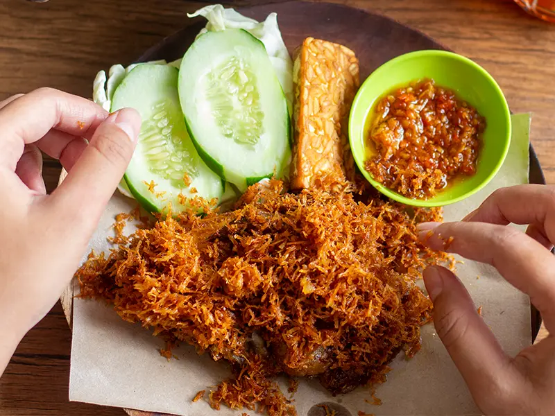 Nasi Putih Ayam Goreng Serundeng